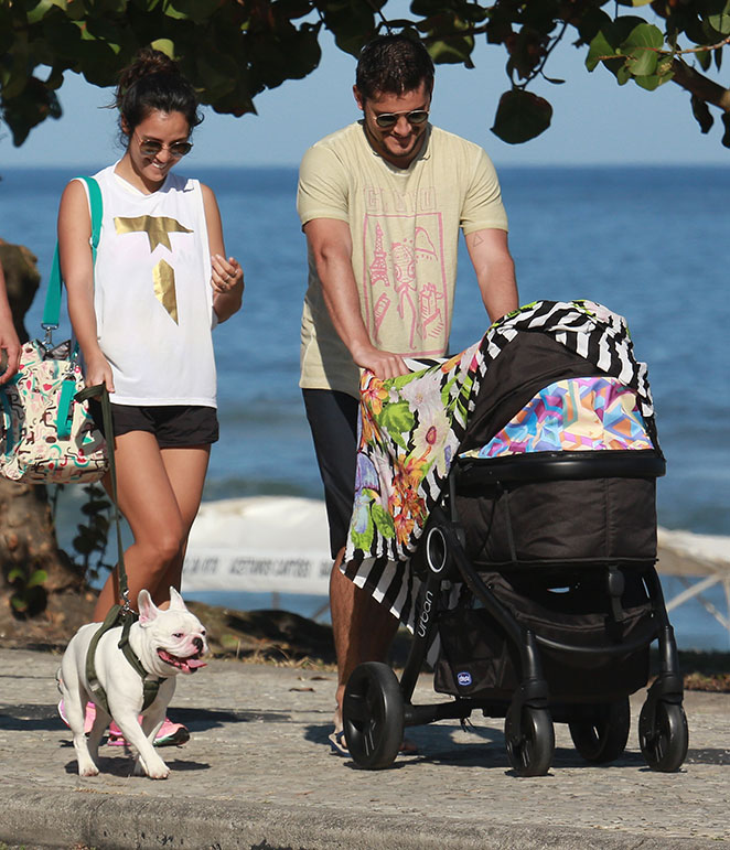 Bruno Gissoni e Yanna Lavigne levam Madalena para passear