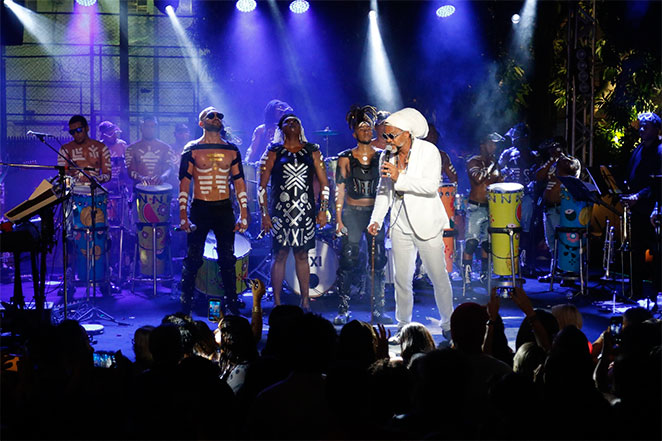 Carlinhos Brown apresenta nova formação do Timbalada
