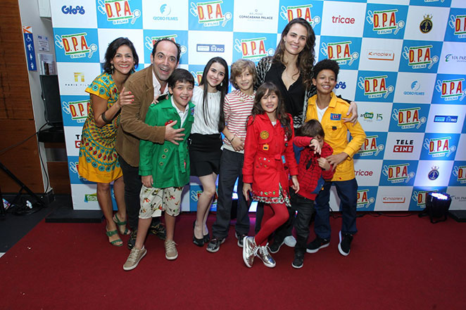 Com a família, Felipe Simas curte pré-estreia no Rio