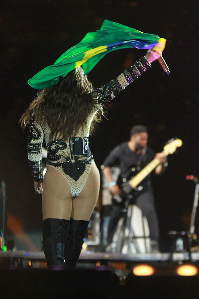 Com bandeira do Brasil, Demi Lovato faz show em Goiânia