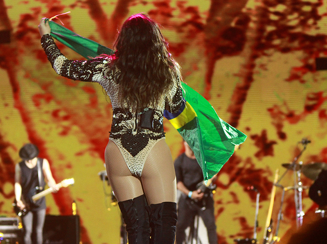 Com bandeira do Brasil, Demi Lovato faz show em Goiânia