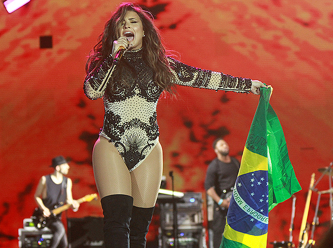 Com bandeira do Brasil, Demi Lovato faz show em Goiânia