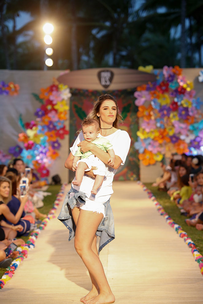 Com fofo penteado, filho de Rafa Brites desfila em evento