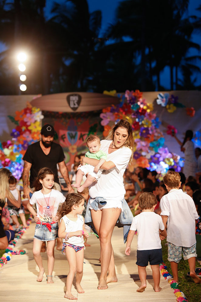 Com fofo penteado, filho de Rafa Brites desfila em evento