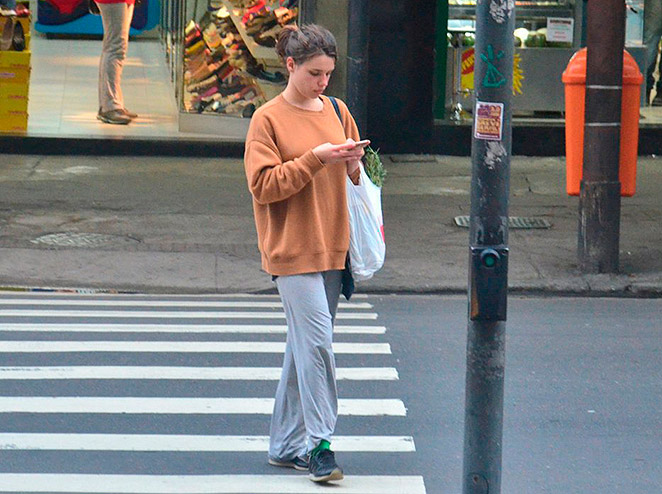 Com look despojado, Bruna Linzmeyer faz compras na Gávea, RJ