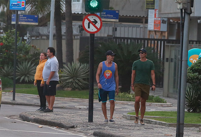 De boné e óculos, Reynaldo Gianecchini curte corrida no Rio