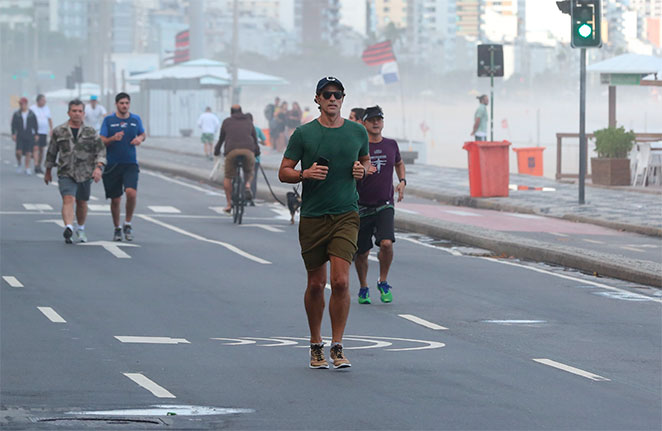 De boné e óculos, Reynaldo Gianecchini curte corrida no Rio