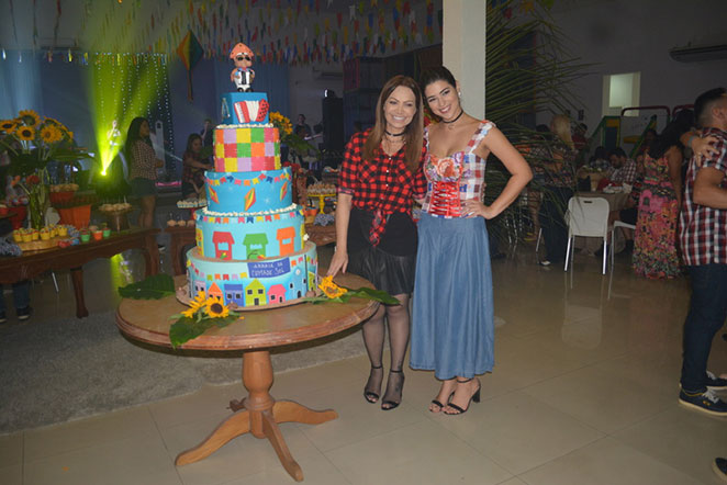 Ex-BBB Vivian se diverte em festa com Solange Almeida