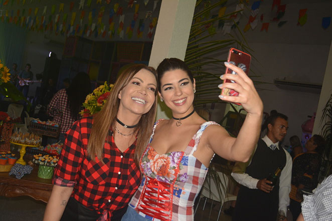 Ex-BBB Vivian se diverte em festa com Solange Almeida