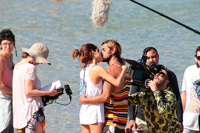Felipe Simas e Julia Dalavia trocam beijos durante gravação