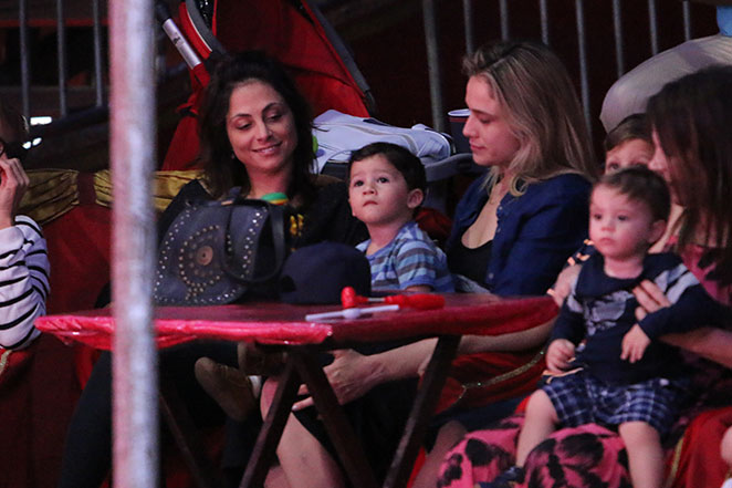 Fernanda Gentil leva o filho ao circo