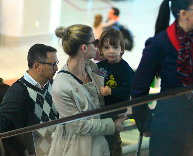 Filho de Alinne Moraes esbanja fofurice em aeroporto