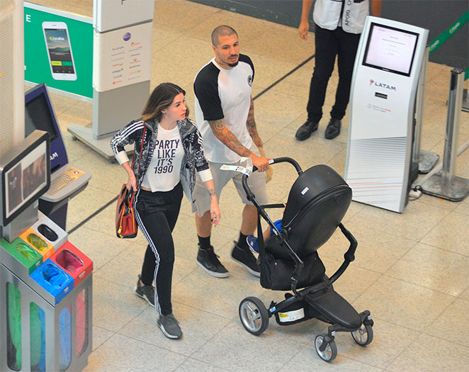 Filho de Fernando Medeiros rouba a cena em aeroporto
