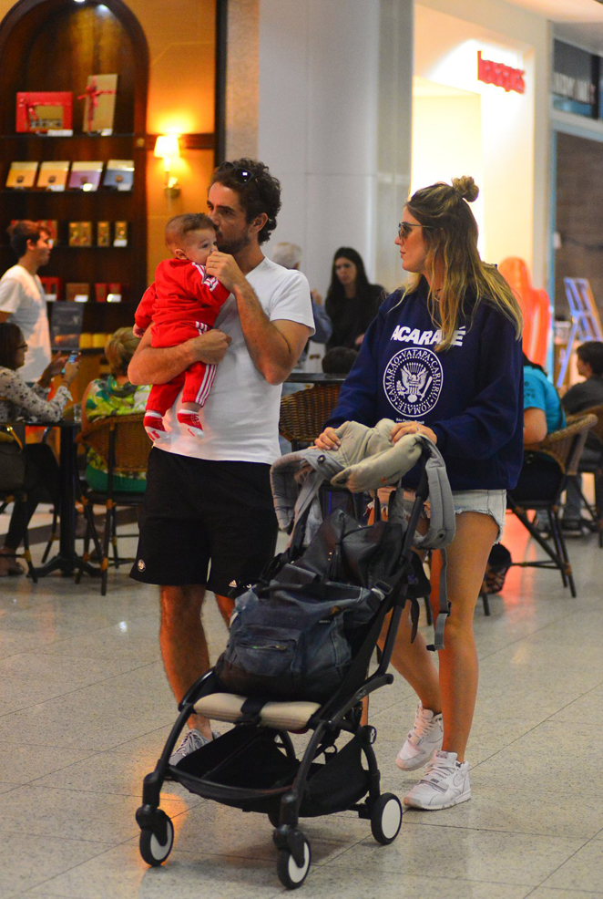 Filho de Rafa Brites e Andreoli rouba a cena em aeroporto