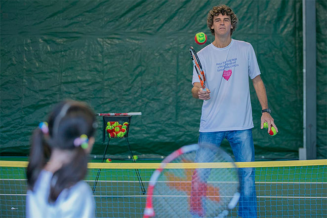Gustavo Kuerten joga tênis com crianças
