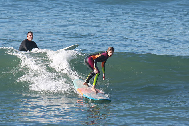 Isabella Santoni tem aulas de surfe na praia da Macumba, RJ