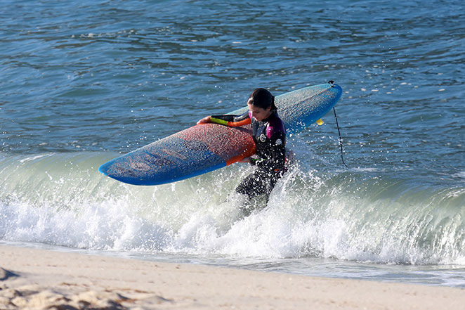 Isabella Santoni tem aulas de surfe na praia da Macumba, RJ