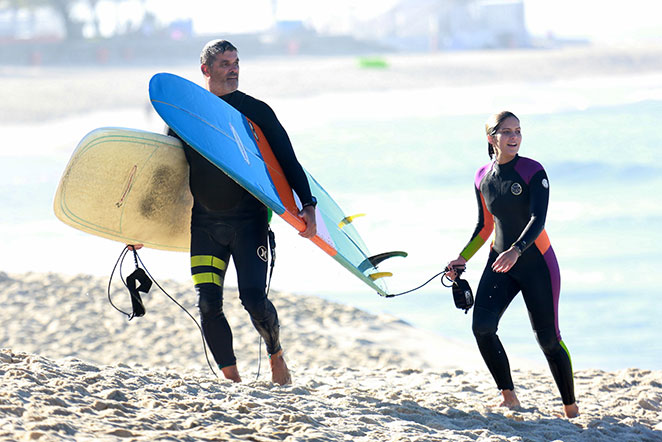 Isabella Santoni tem aulas de surfe na praia da Macumba, RJ