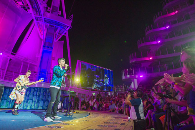 Joe Jonas faz show especial em cruzeiro pelo Caribe