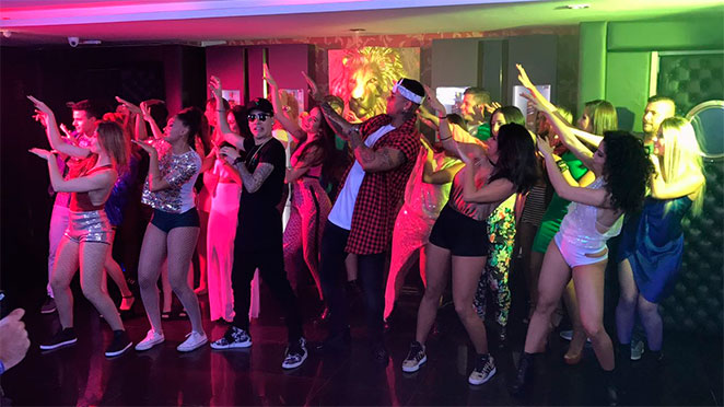 Léo Santana e Kevinho gravam clipe