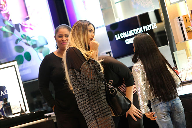 Lexa leva a irmã, Wenny Isa, para escolher presente no Rio