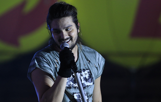 Luan Santana ‘janta’ com fã no palco em show