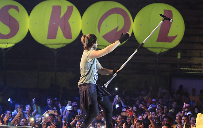 Luan Santana ‘janta’ com fã no palco em show