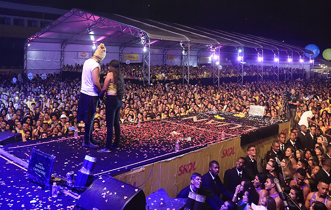 Luan Santana ‘janta’ com fã no palco em show