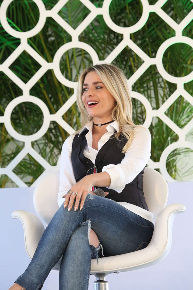 Luiza Possi chama atenção por look ao prestigiar evento