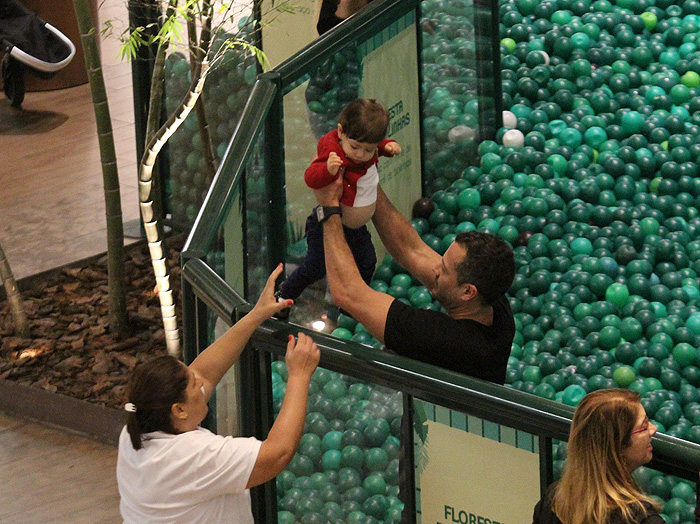 Malvino Salvador se diverte com as filhas em parque