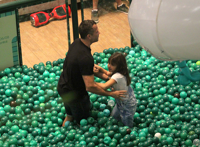 Malvino Salvador se diverte com as filhas em parque