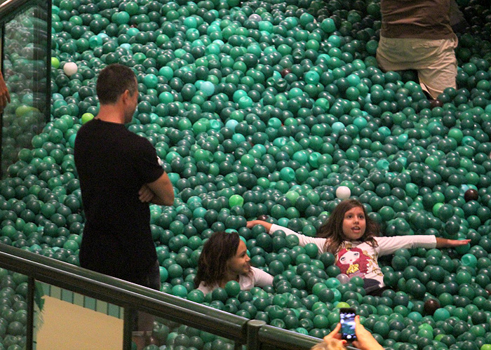 Malvino Salvador se diverte com as filhas em parque