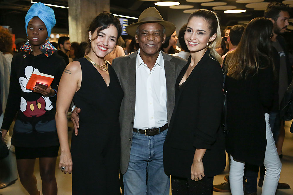 Cauã Reymond e famosos prestigiam estreia de filme no Rio