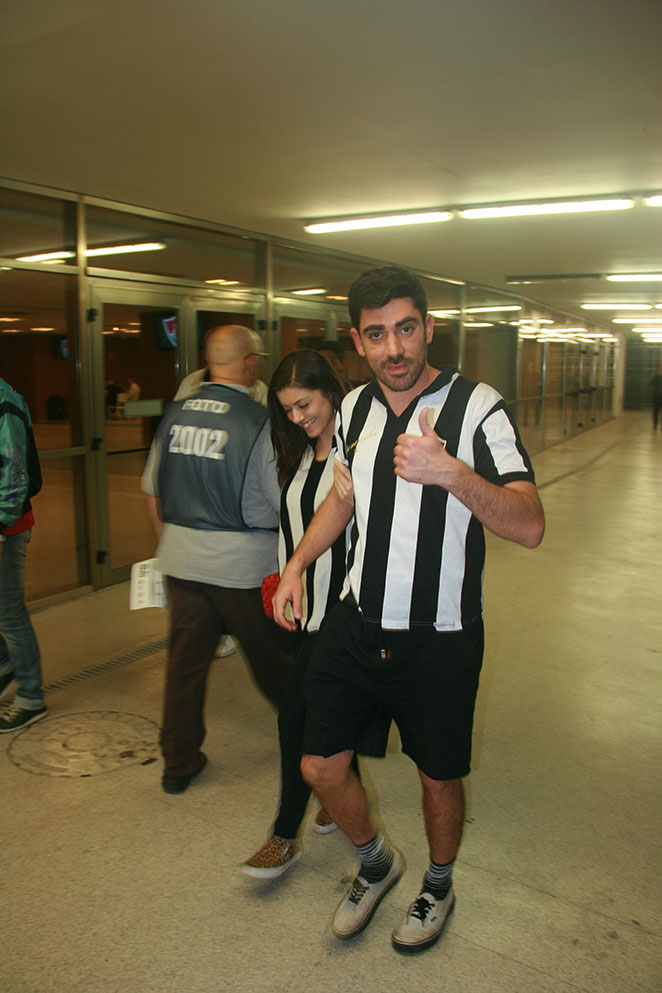 Marcelo Adnet vai ao jogo do Botafogo com nova namorada