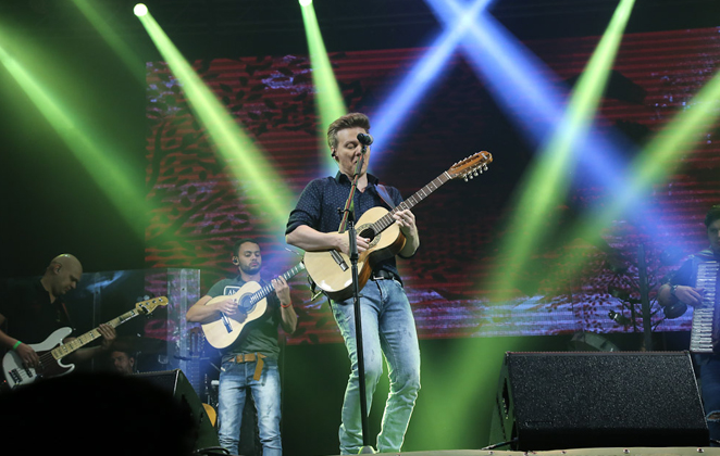 Michel Teló levanta o público em Arraiá em São Paulo