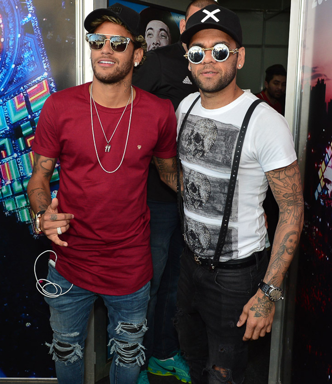 Neymar e Daniel Alves curtem festival de música em Goiânia