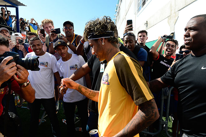 Neymar Jr. paparica o filho durante decisão de torneio