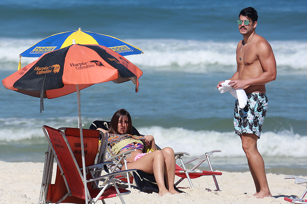Nicole Bahls  e Marcelo Bimbi na praia da Barra da Tijuca