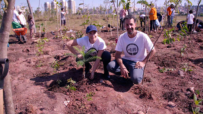 Otaviano Costa ajuda moradores de rua em Cuiabá