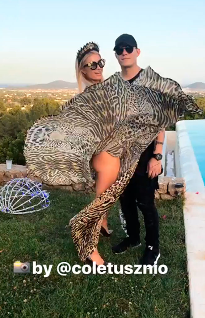 Paris Hilton deixa bumbum à mostra em foto com namorado