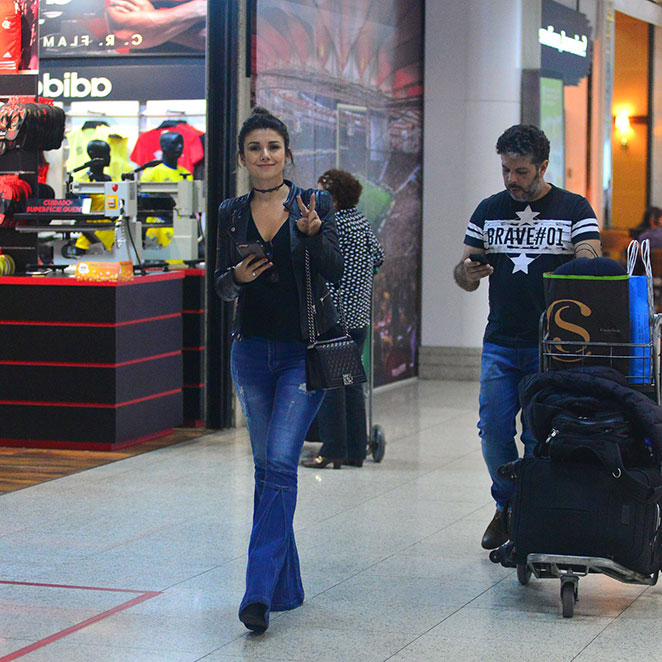 Paula Fernandes é pura simpatia em aeroporto