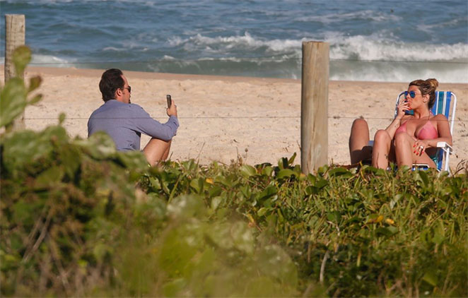 Paulo Vilhena curte praia com namorada