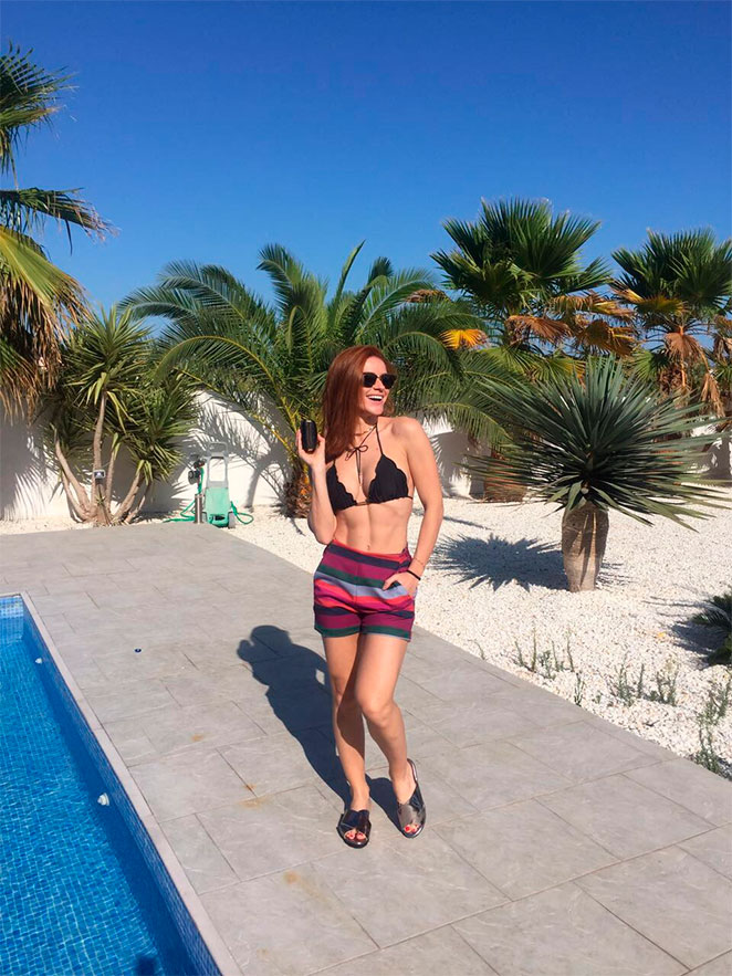 Renata Longaray curte férias em Ibiza e mostra boa forma