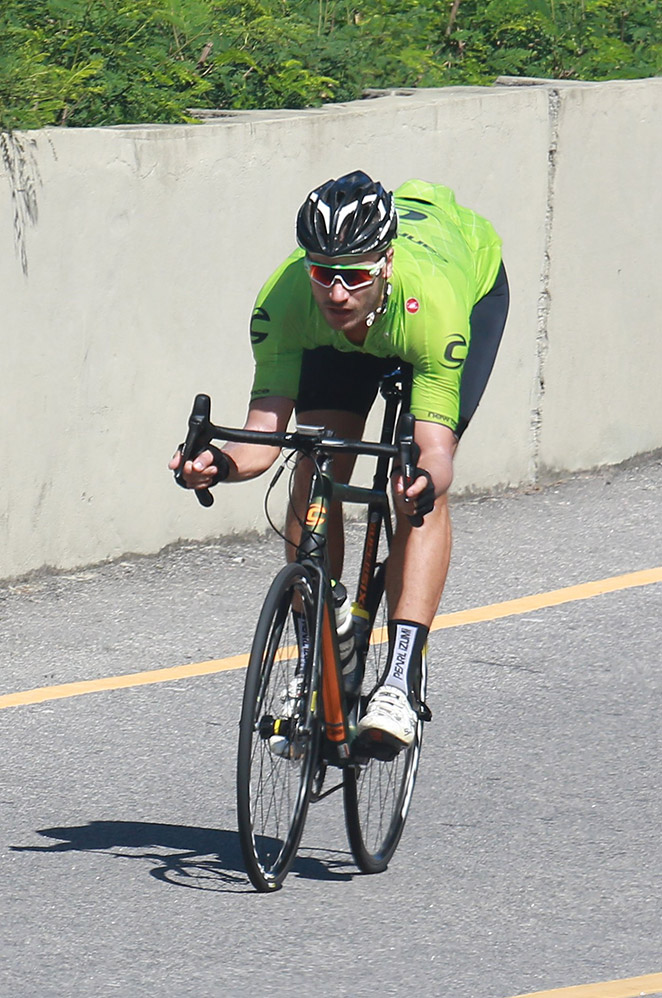 Rodrigo Hilbert anda de bike e esbanja simpatia 