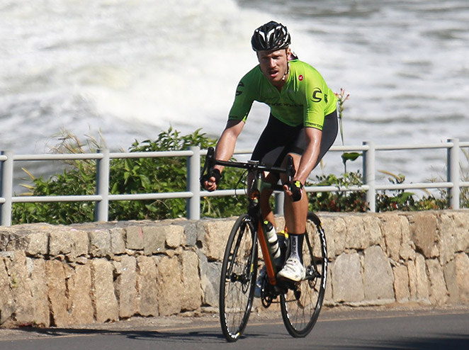 Rodrigo Hilbert anda de bike e esbanja simpatia 