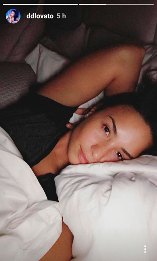 Sem maquiagem, Demi Lovato posa na cama e faz sucesso