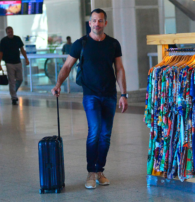 Simpático, Malvino Salvador posa com fã em aeroporto