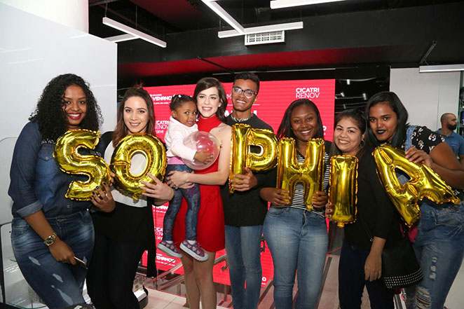 Sophia Abrahão faz a alegria dos fãs em evento no Rio