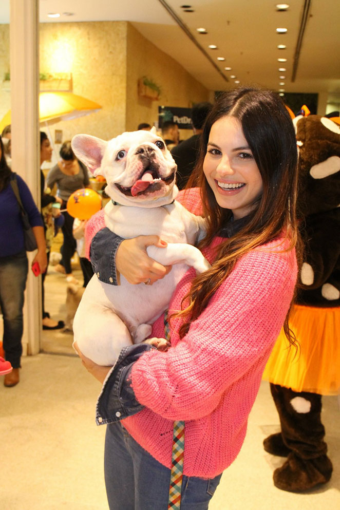 Sthefany Brito mostra carinho por cachorros em shopping