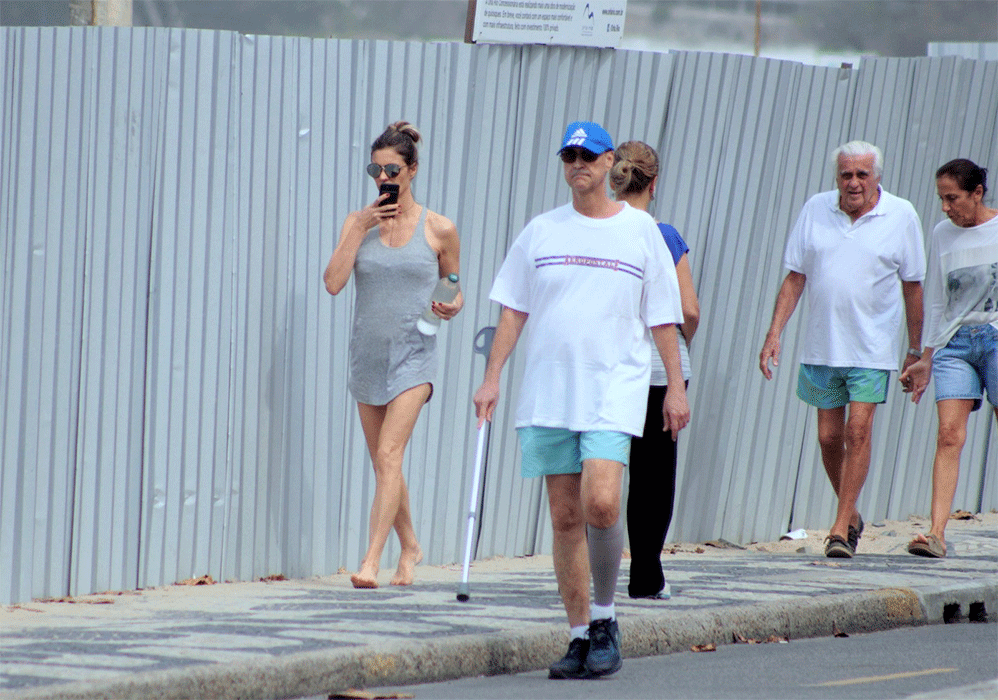 Fernanda Lima caminhando descalça